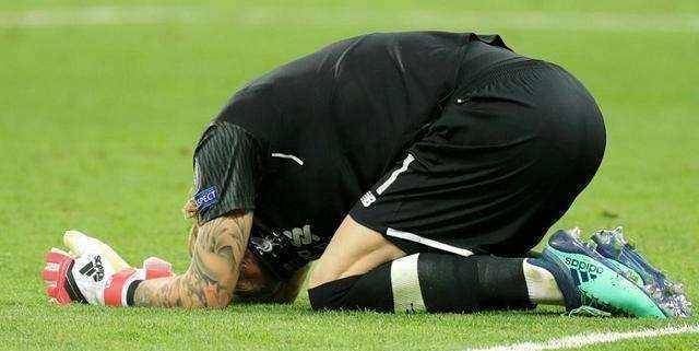 世界足坛门将们的离奇失误，中国两位名将上榜