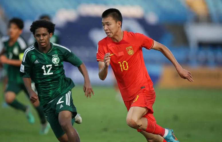 人才炸裂！徐彬加盟英超，中国队已有6名球员扎根欧洲，王钰栋留洋刻不容缓