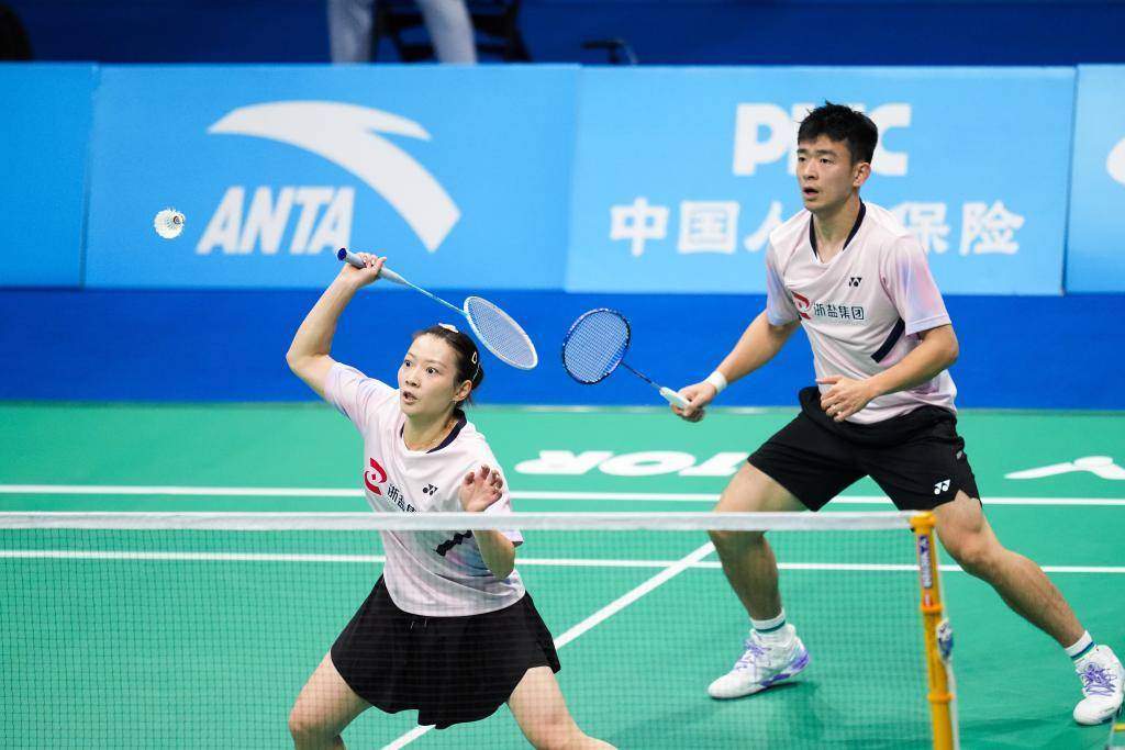 十五运羽毛球：“雅思”夺金 翁泓阳、王祉怡单打折桂